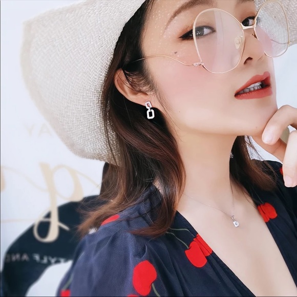 *NEW*Silver Square Shape Diamond Stud Earrings - Picture 3 of 6